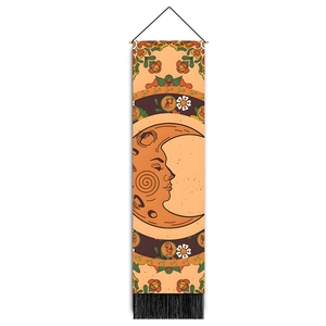 Detail des böhmischen Wandteppichs mit Sonne, Mond, Vintage-Blumen und schwarzen Fransen