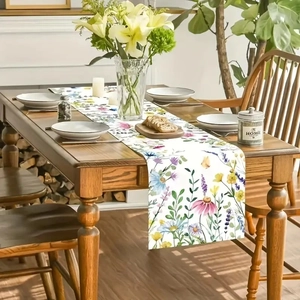 Chemin de table floral aquarelle avec motifs botaniques sur une table en bois sombre