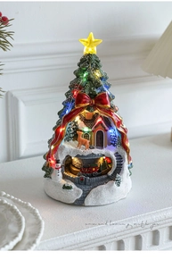Détail d'un sapin de Noël lumineux avec renne, bonhomme de neige et petit train