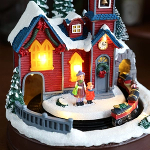 Maison de Noël lumineuse en résine avec train rotatif et éclairage LED décoratif
