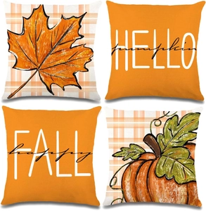 Vue détaillée de quatre housses de coussin d'automne avec citrouille, érable et lettrage