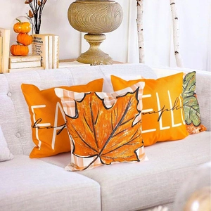 Décor d'automne avec quatre housses de coussin aux motifs de citrouilles et érable