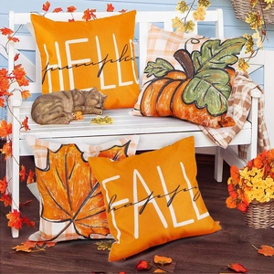 Housses de coussin d'automne de Thanksgiving avec citrouilles et feuilles sur banc blanc