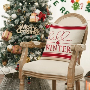 Federa in lino con scritta 'hello WINTER' rossa su sedia d'epoca vicino all'albero