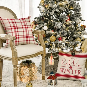 Federe per cuscini natalizi con quadri rossi e stampa Hello Winter per divano casa