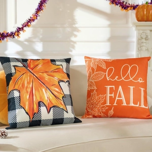 Housses de coussin d'automne avec feuilles d'érable et texte hello FALL décoratif