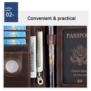 Détail du protège-passeport en cuir avec fente AirTag et protection RFID intégrée