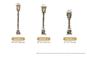 Trois lampadaires de Noël vintage avec baies rouges et décor de neige artificielle