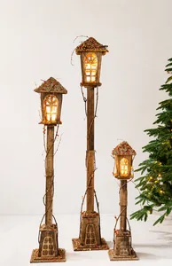Trois lanternes de Noël vintage en bois avec lumière chaude et décor de baies