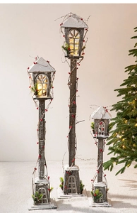Lot de trois lampadaires de Noël en bois avec neige artificielle et baies lumineuses