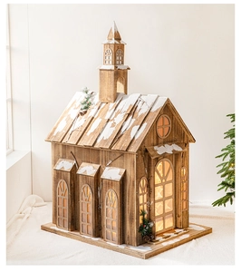 Détail macro d'une maison de Noël en bois rustique avec LED et neige blanche