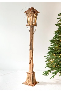 Grand lampadaire de Noël en bois vintage avec lumières chaudes et paillettes rouges