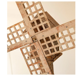 Détails des pales de moulin à vent en bois avec design évidé et finition rustique vieillie