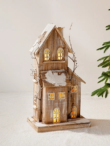 Maison de Noël rustique en bois illuminée avec détails de neige et lueur LED chaude