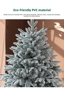 Dettaglio dei rami in PVC ecologico innevati su un lussuoso albero di Natale