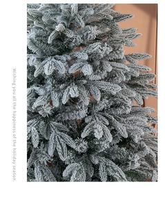 Dettaglio dei rami di pino innevati realistici di un albero di Natale artificiale di lusso