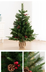 Détails des branches en PE avec pommes de pin, baies rouges et socle en toile