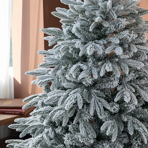 Lussuoso albero di Natale innevato con aghi di pino folti per decorazione d'interni
