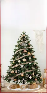 Detailansicht eines Luxus-Weihnachtsbaums mit Goldornamenten, Holzsternen und warmen LED-Lichtern