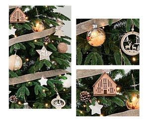 Detailansicht von rustikalem Holz-Weihnachtsschmuck mit Stern- und Hirschmotiven