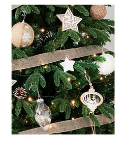 Detail von luxuriösem Weihnachtsbaumschmuck mit Holzsternen und Sackleinen-Kugeln