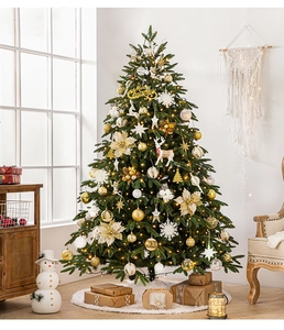 Luxuriöser Weihnachtsbaum mit goldenen Ornamenten, Schneeflocken und LED-Lichterkette