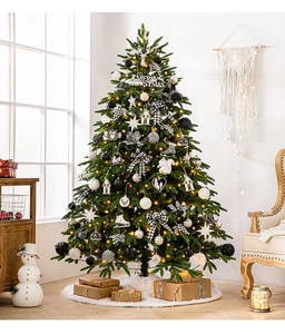 Detailansicht eines Luxus-PE-Weihnachtsbaums mit monochromer Deko und warmen LED-Lichtern