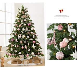 Details vom luxuriösen PE-Weihnachtsbaum mit rosa Ornamenten und festlichen Dekorationen