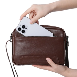 Borsa a tracolla da uomo in pelle testa di moro con tasca zip e smartphone inserito
