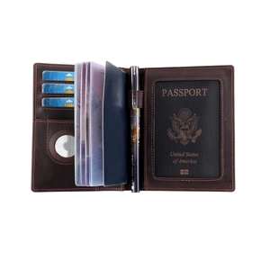 Protège-passeport en cuir marron avec protection RFID et porte-tracker AirTag intégré