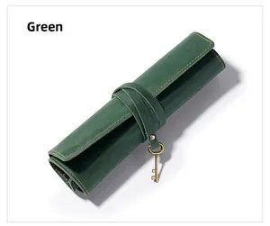 Dettaglio macro dell'astuccio in pelle crazy horse verde scuro con ciondolo a chiave