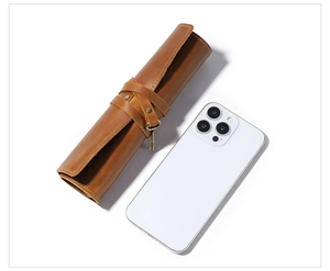 Astuccio arrotolabile in pelle marrone vintage con ciondolo a chiave e confronto dimensioni