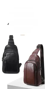Détails de texture des sacs de poitrine en cuir pour hommes en noir et marron foncé