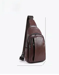 Détail du sac de poitrine en cuir marron avec dimensions 30,2x18x8cm et zips pratiques