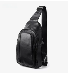 Vue de côté du sac bandoulière en cuir véritable noir montrant coutures et texture