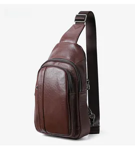 Vue latérale détaillée du sac à bandoulière en cuir marron avec double compartiment