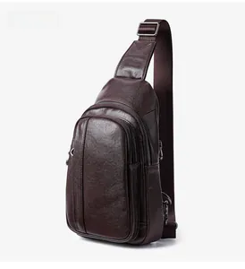 Vue latérale du sac de poitrine en cuir marron foncé pour homme avec fermetures éclair