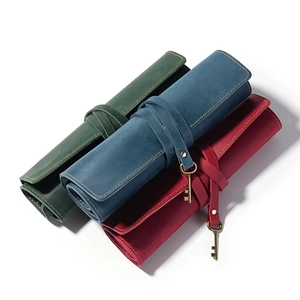 Tre astucci arrotolabili in pelle crazy horse verde, blu e rossa con ciondoli chiave