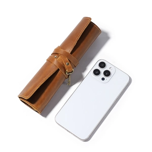 Astuccio arrotolabile in pelle marrone vintage con ciondolo chiave e chiusura a cinturino