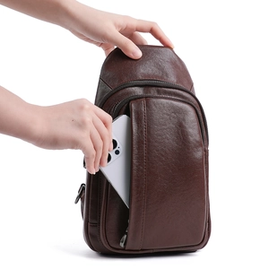 Sac de poitrine en cuir tanné végétal marron avec poche zippée et grande capacité de rangement