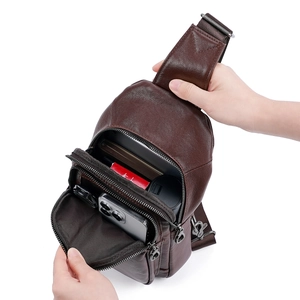 Sac de poitrine en cuir marron pour hommes avec plusieurs compartiments de rangement