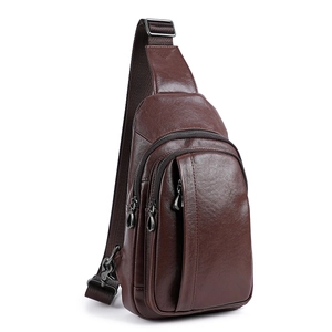 Sac de poitrine en cuir marron foncé avec compartiments zippés et bandoulière réglable