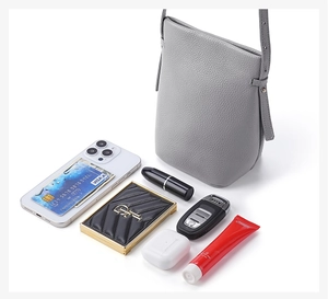 Flache Ansicht der grauen Lederbeuteltasche mit Stauraum für Handy und Zubehör