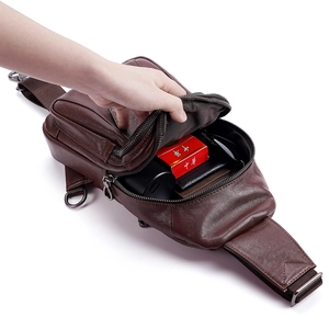 Braune Brusttasche aus pflanzlich gegerbtem Leder mit viel Platz für Tablets und Gadgets