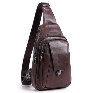 Dunkelbraune Brusttasche aus pflanzlich gegerbtem Leder mit Metallschnalle und Gurt