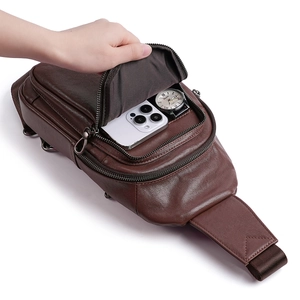 Braune Leder-Brusttasche für Herren mit mehreren Reißverschlussfächern und Narbung