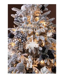 Detail von Weihnachtsbaumschmuck mit schwarz-weißen Schleifen und Merry Christmas Tags