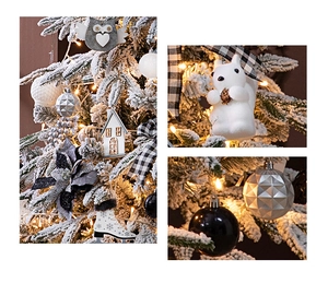 Nahaufnahme von eleganten schwarz-weiß-silbernen Christbaumschmuck und festlicher Dekoration