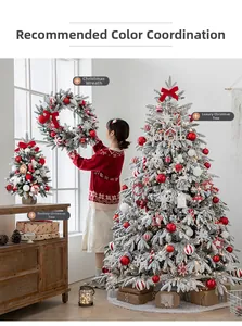 Detailansicht eines weißen beflockten Weihnachtsbaums mit roter Deko und warmen LED-Lichtern