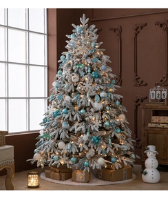 Detail eines verschneiten Weihnachtsbaums mit blau-weißer Deko und warmen LED-Lichtern